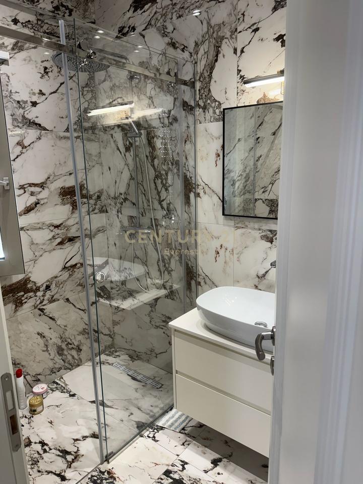 FOLEJA E GJELBER, APARTAMENT 3+1+2+2 P.PARKIMI PER QIRA