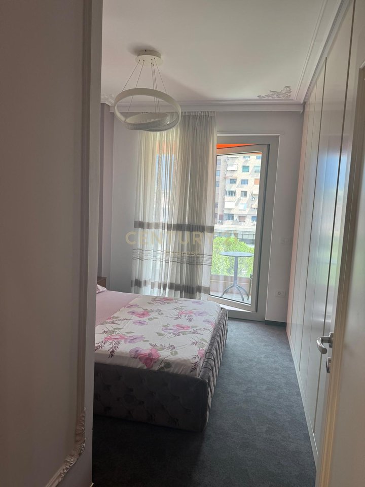 FOLEJA E GJELBER, APARTAMENT 3+1+2+2 P.PARKIMI PER QIRA