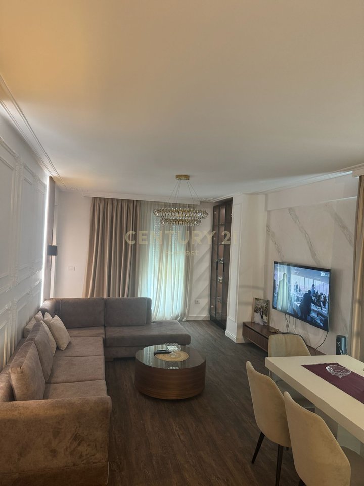 FOLEJA E GJELBER, APARTAMENT 3+1+2+2 P.PARKIMI PER QIRA