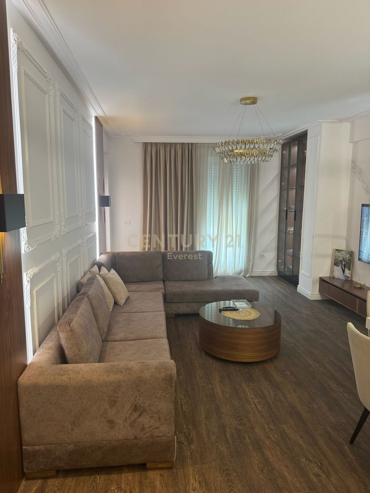 FOLEJA E GJELBER, APARTAMENT 3+1+2+2 P.PARKIMI PER QIRA