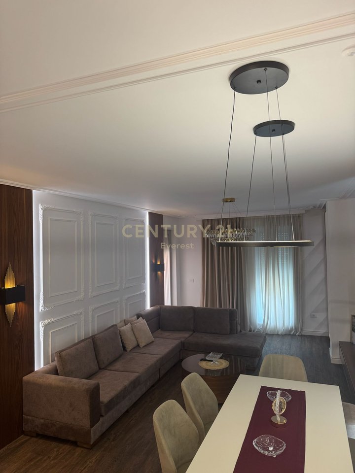 FOLEJA E GJELBER, APARTAMENT 3+1+2+2 P.PARKIMI PER QIRA