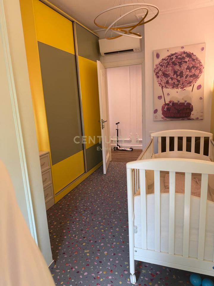 FOLEJA E GJELBER, APARTAMENT 3+1+2+2 P.PARKIMI PER QIRA