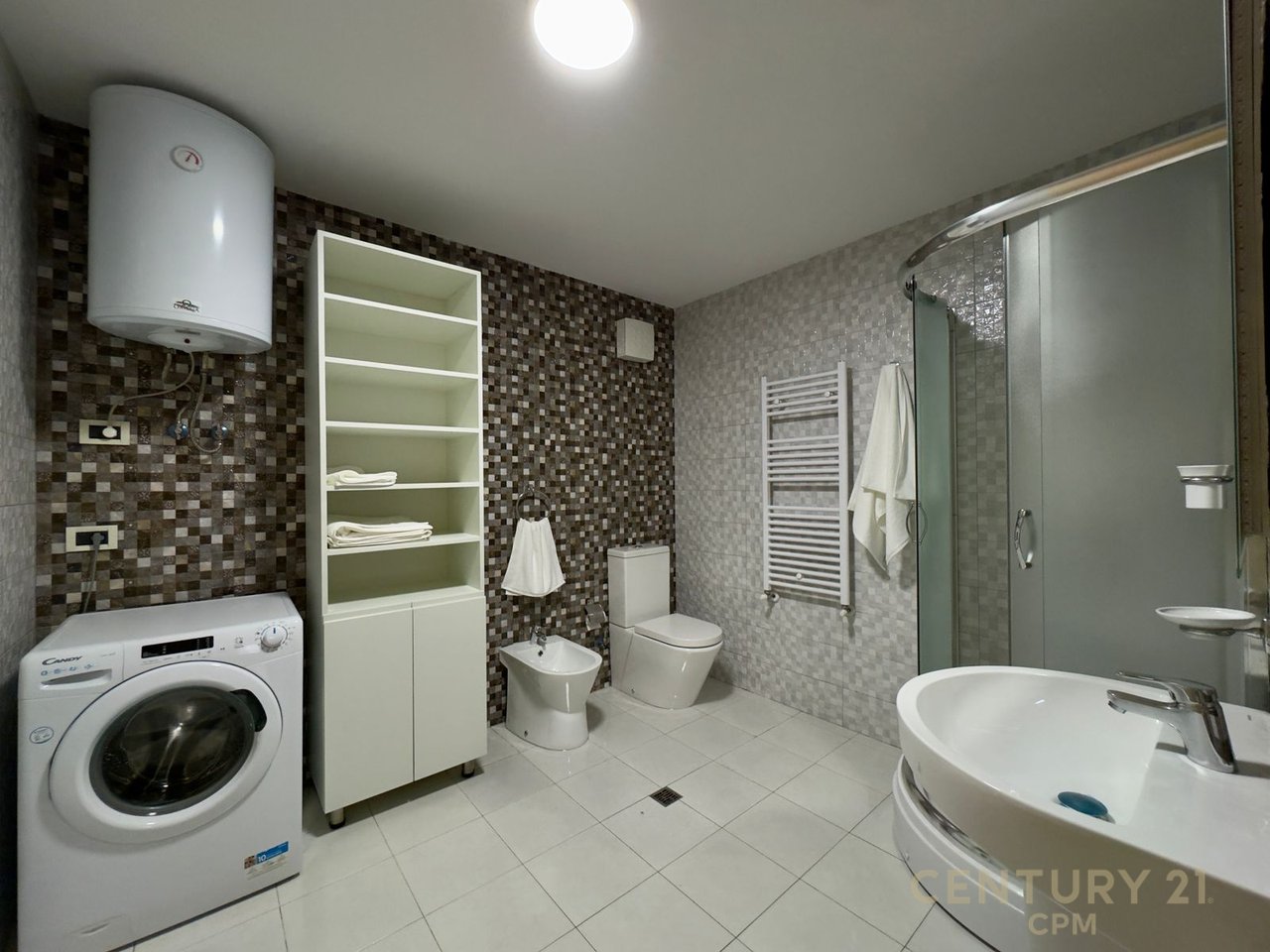 APARTAMENT 3+1+PARKIM PER QIRA TEK KOMPLEKSI "NOBIS", LIQENI I TIRANES!