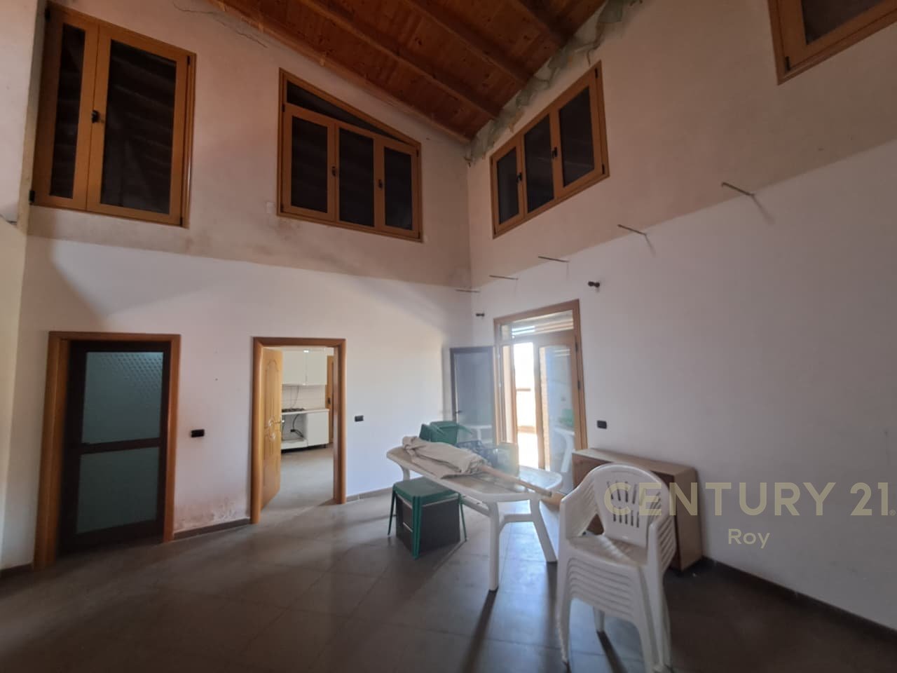 Villa su 4 piani con composizione 7+3 in vendita a Shijak - 200000€ !!..