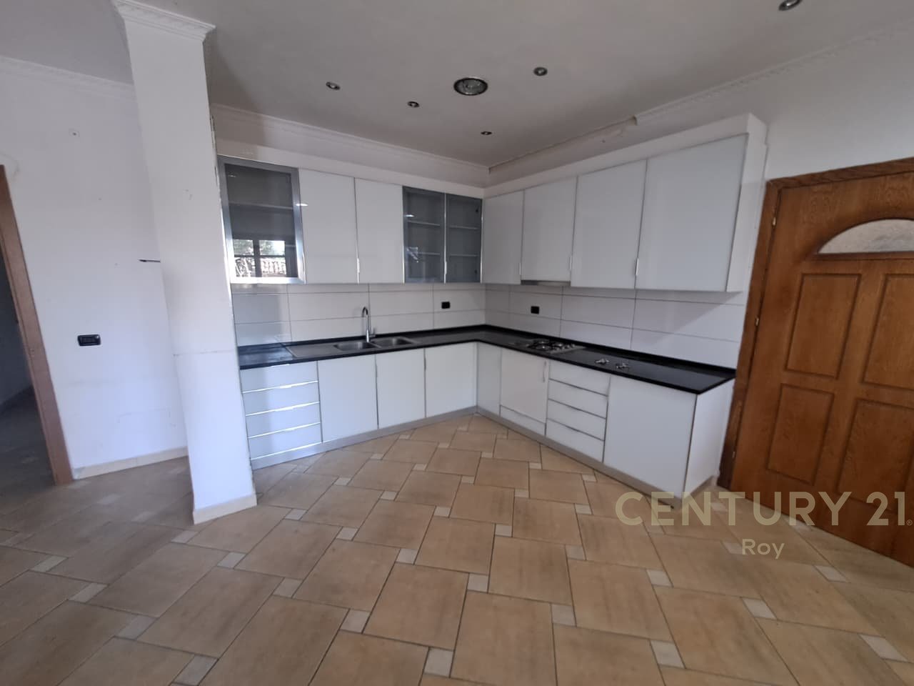 Villa su 4 piani con composizione 7+3 in vendita a Shijak - 200000€ !!..