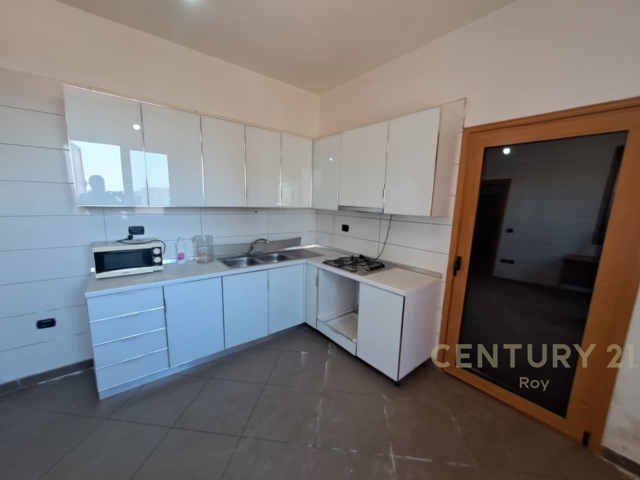 Villa su 4 piani con composizione 7+3 in vendita a Shijak - 200000€ !!..