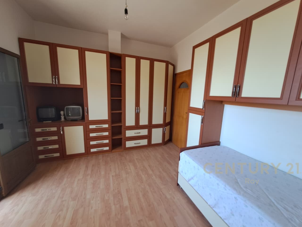 Villa su 4 piani con composizione 7+3 in vendita a Shijak - 200000€ !!..
