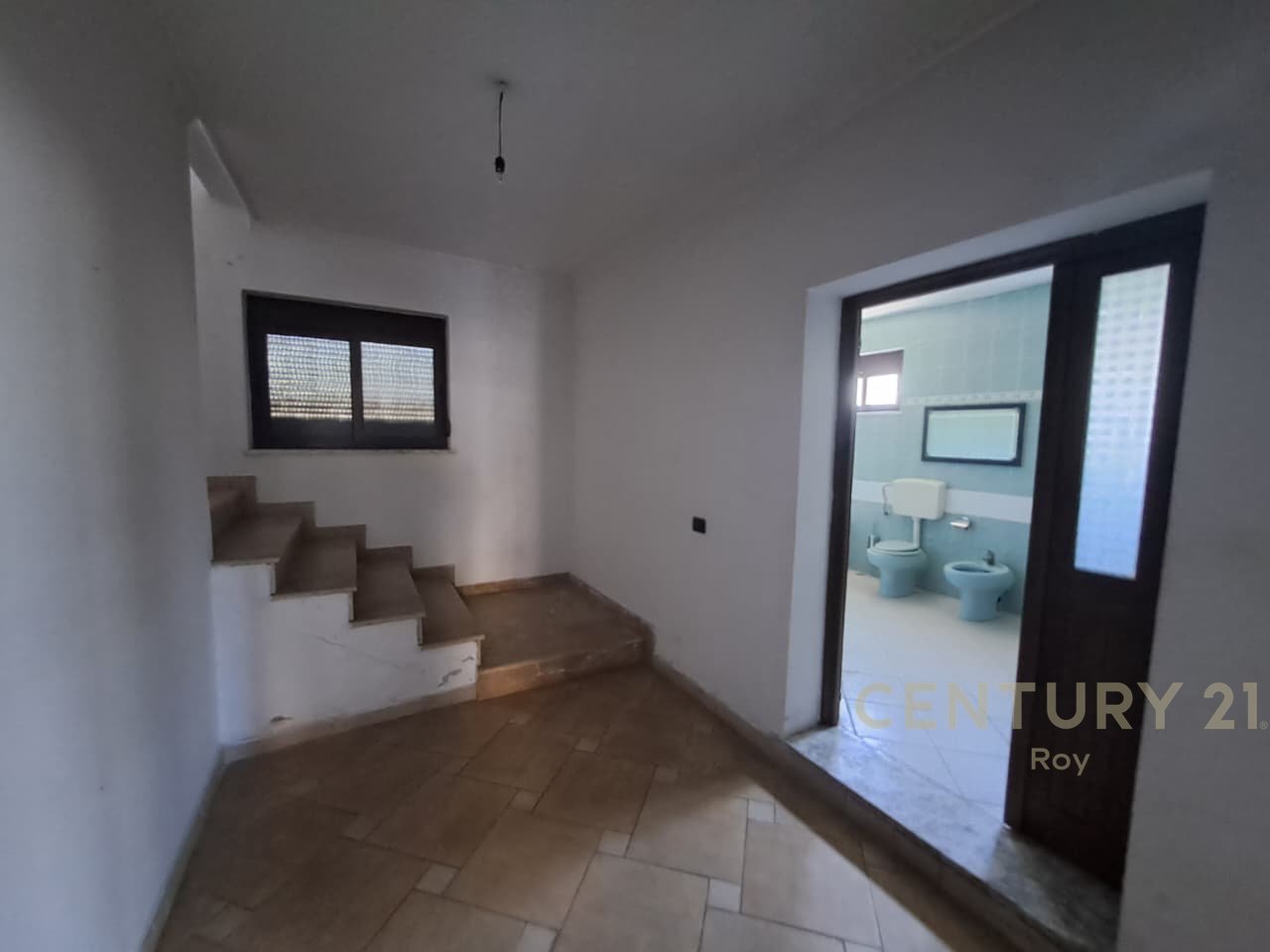 Villa su 4 piani con composizione 7+3 in vendita a Shijak - 200000€ !!..