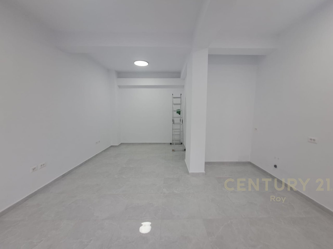 Spazio commerciale dopo la stazione di polizia in affitto a Durrës - 500€ | 46 m²