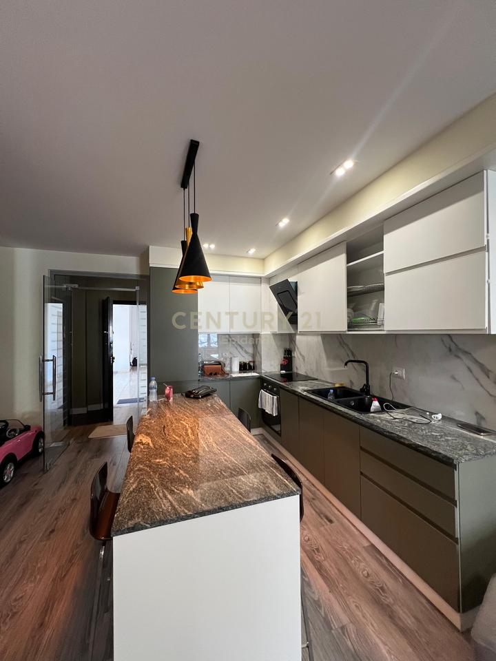 SHITET  APARTAMENT 3+1 AFER VILES SE ZOGUT!