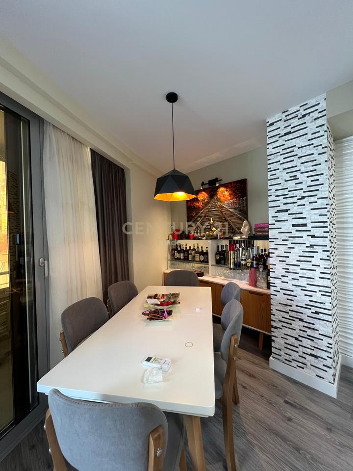 SHITET  APARTAMENT 3+1 AFER VILES SE ZOGUT!