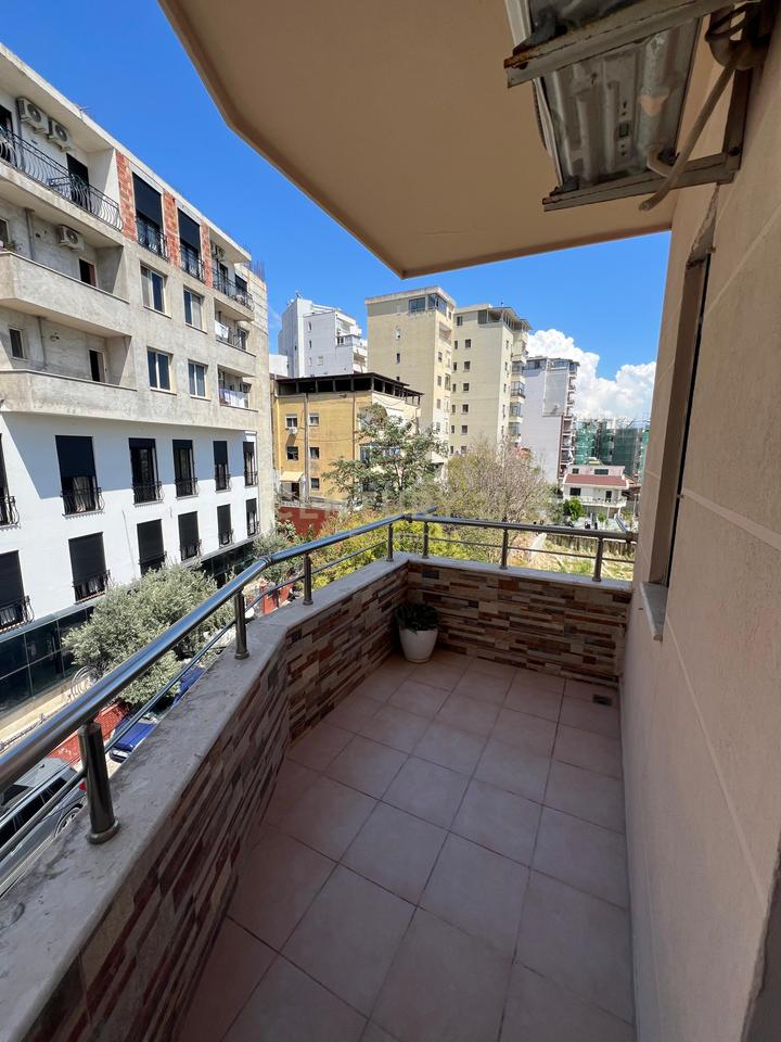 SHITET  APARTAMENT 3+1 AFER VILES SE ZOGUT!