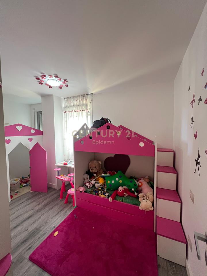 SHITET  APARTAMENT 3+1 AFER VILES SE ZOGUT!