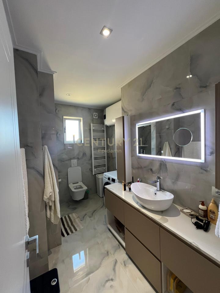 SHITET  APARTAMENT 3+1 AFER VILES SE ZOGUT!