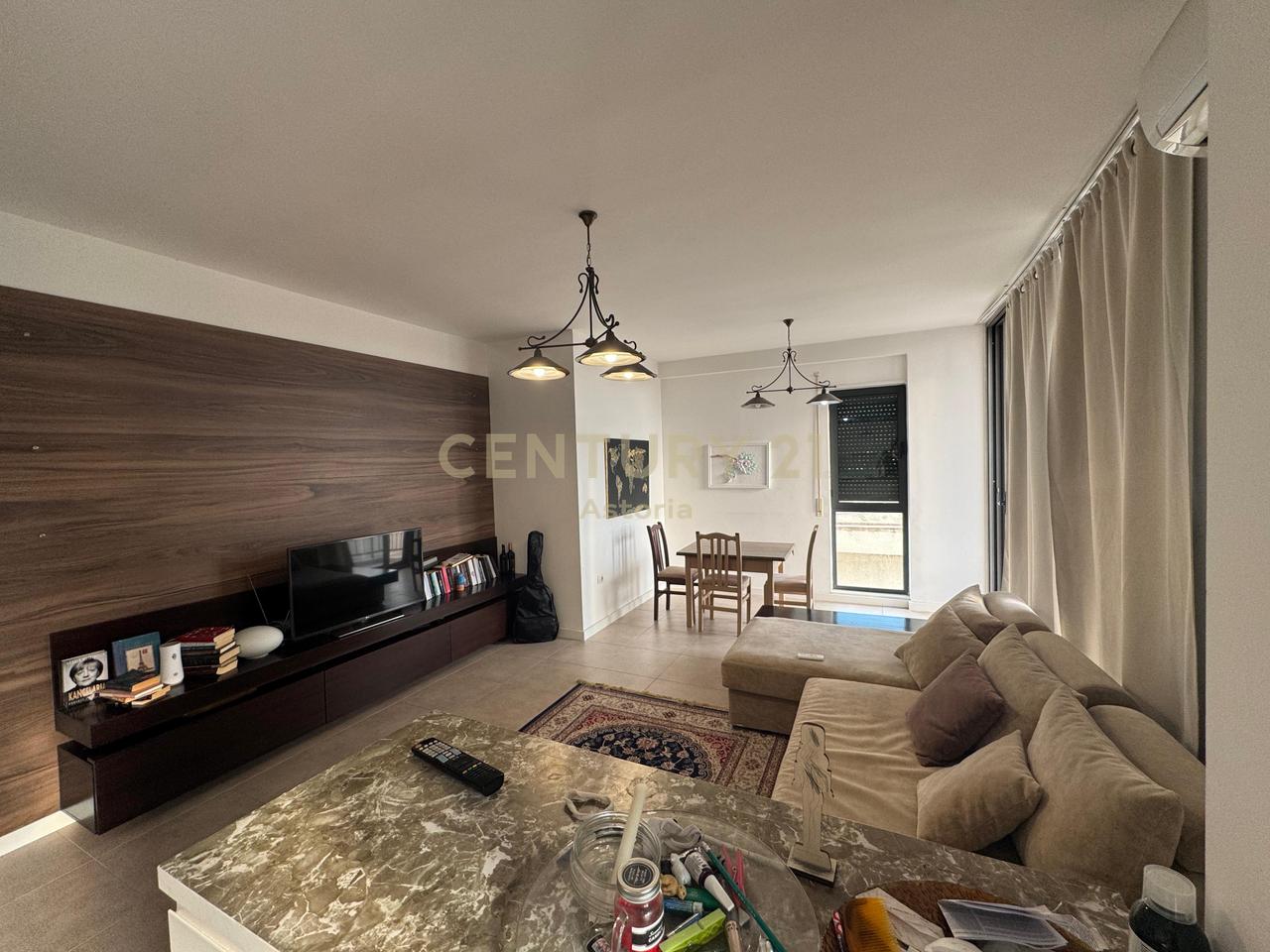 Shitet apartament 2+1+2 me dy ballkone në Fresk