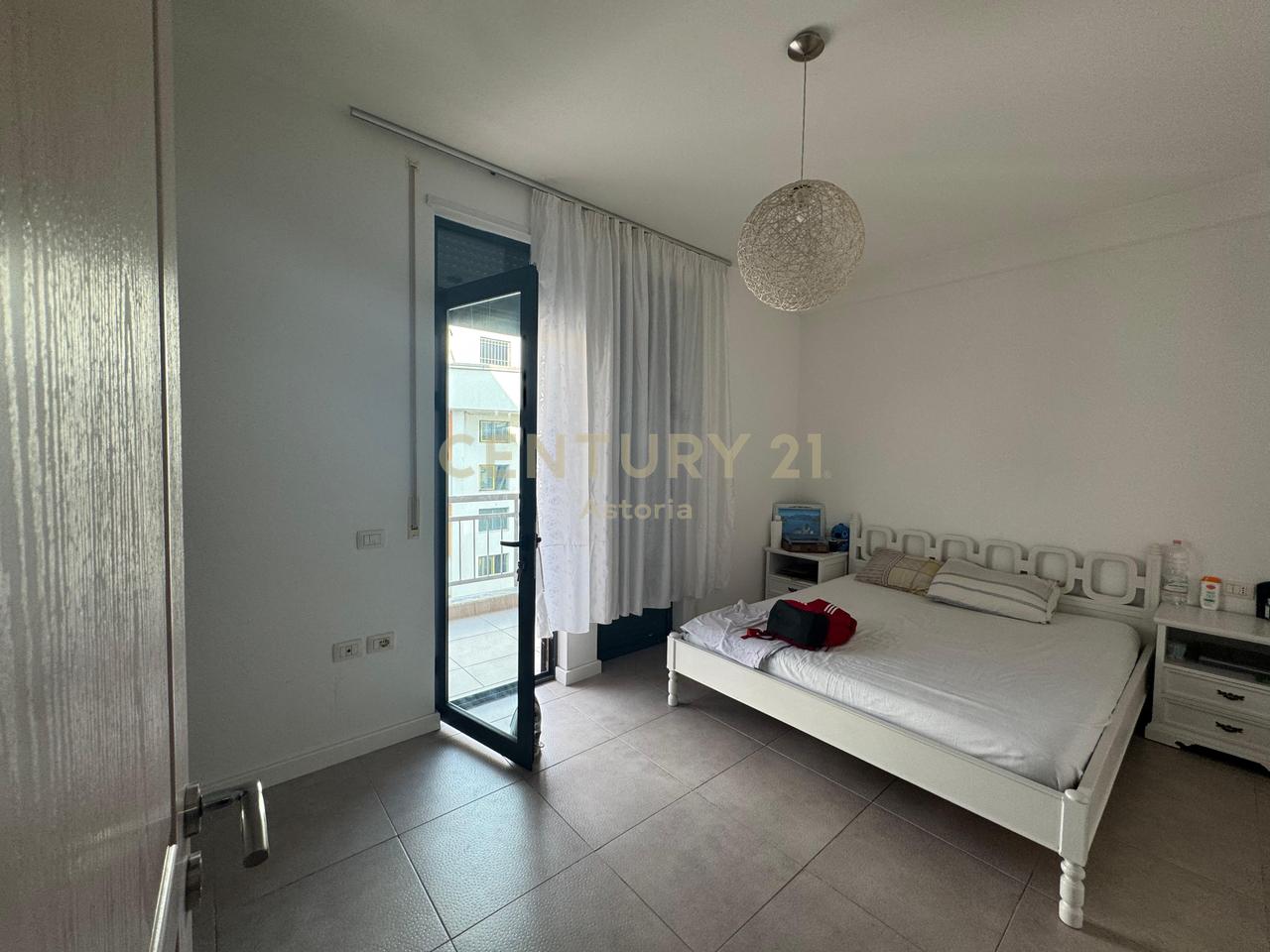 Shitet apartament 2+1+2 me dy ballkone në Fresk