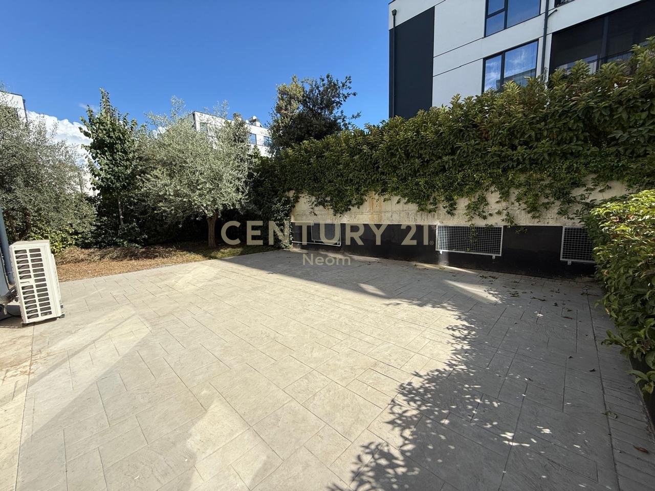 QIRA, APARTAMENT MODERN 3+1+2 , LIQENI I THATE !!