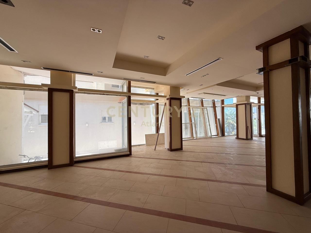 Bar / Restorant  Në Shitje në Durrës, Plazh Stacioni i parë - 460000€ | 270 m²