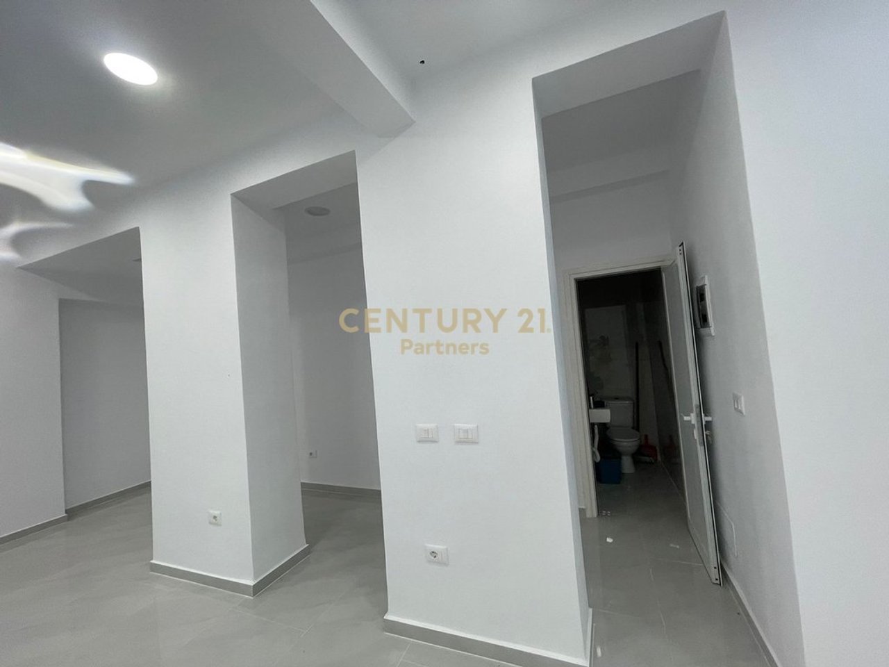 COMMERCIAL SPACE FOR SALE AT THE "21 DHJETORI" CROSSROAD