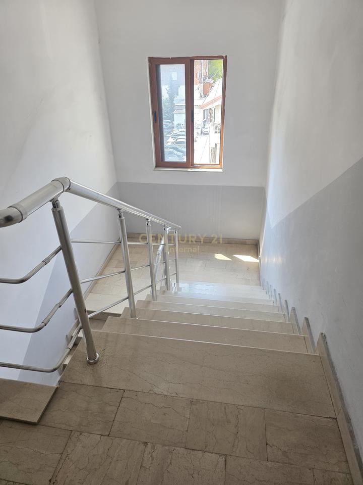 Shitet Apartament 2+1+2 ne Bllok tek Tribeca.