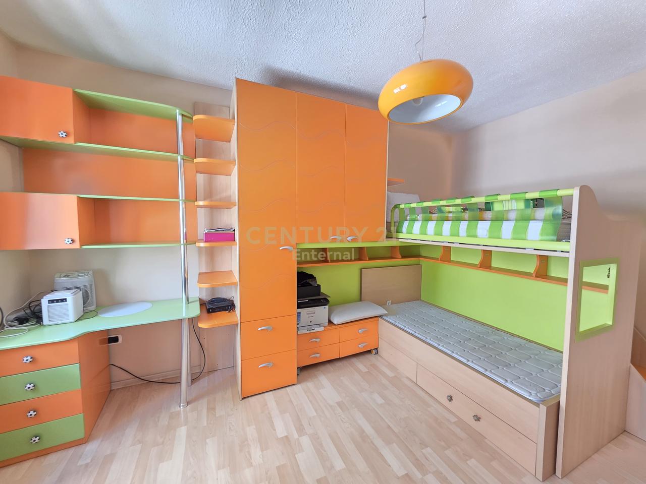 Shitet Apartament 2+1+2 ne Bllok tek Tribeca.
