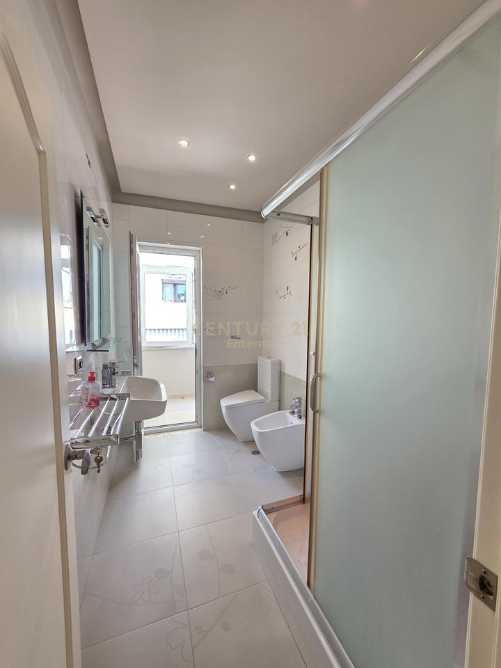 Shitet Apartament 2+1+2 ne Bllok tek Tribeca.