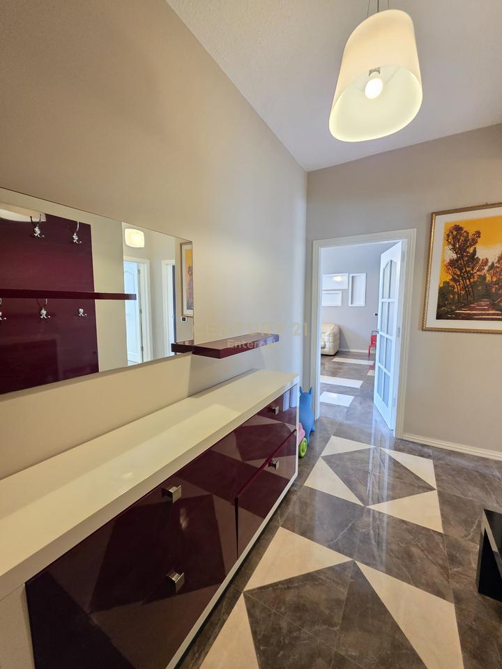 Shitet Apartament 2+1+2 ne Bllok tek Tribeca.
