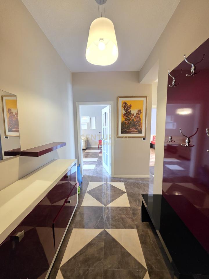 Shitet Apartament 2+1+2 ne Bllok tek Tribeca.