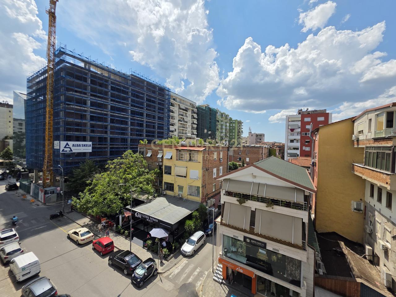 Shitet Apartament 2+1+2 ne Bllok tek Tribeca.