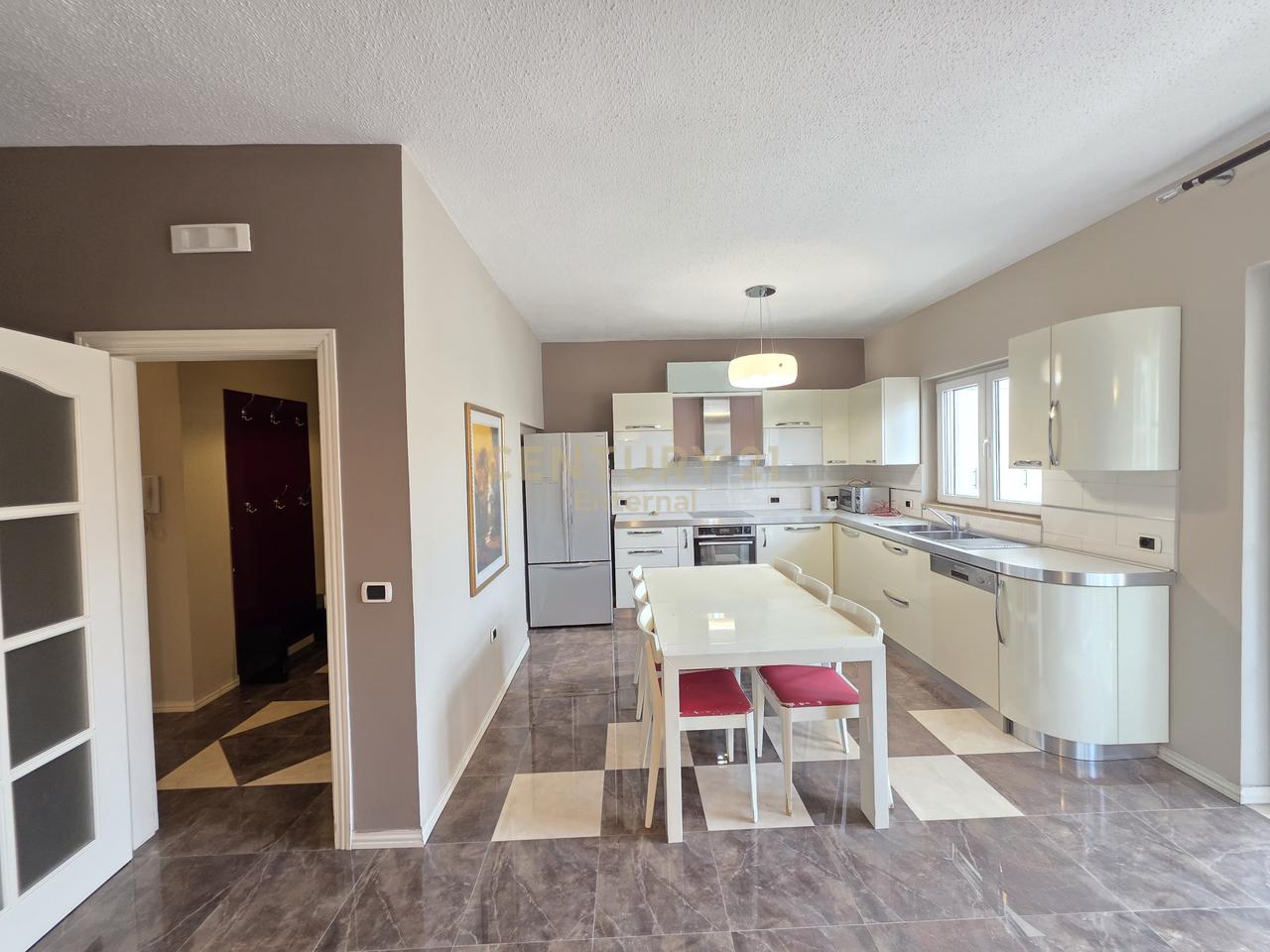 Shitet Apartament 2+1+2 ne Bllok tek Tribeca.