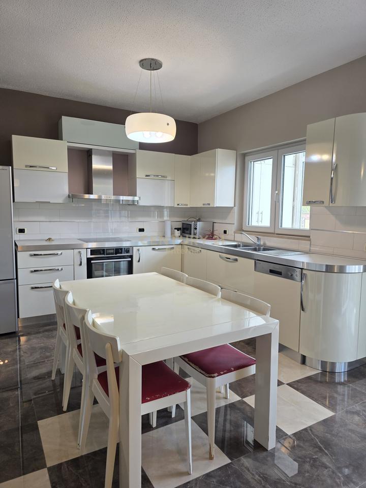 Shitet Apartament 2+1+2 ne Bllok tek Tribeca.