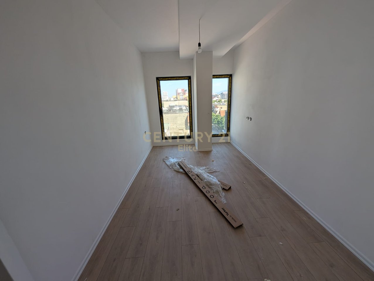 Shitet apartament  2+1+2 tek Rruga e Barrikadave.