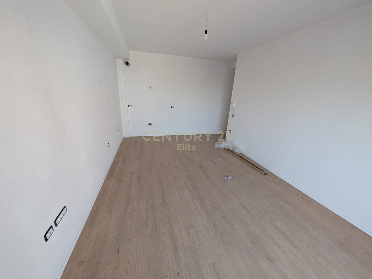 Shitet apartament  2+1+2 tek Rruga e Barrikadave.