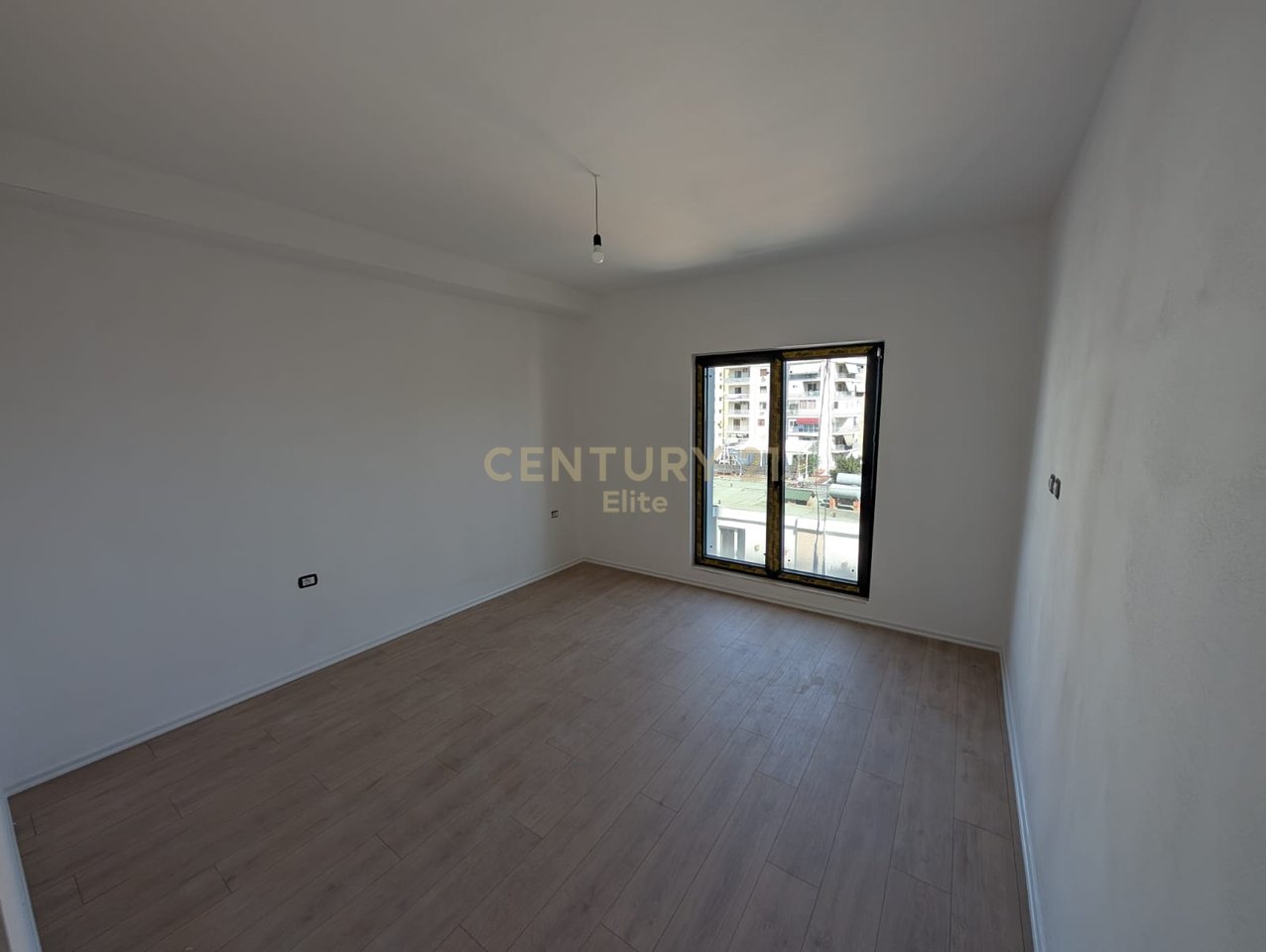 Shitet apartament  2+1+2 tek Rruga e Barrikadave.