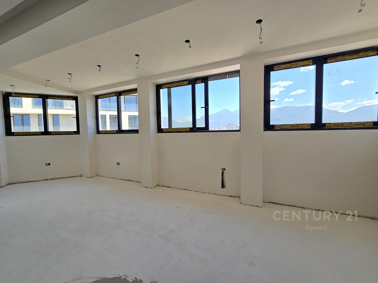 Appartamento 2+1+2 in vendita in Via Durrës!!