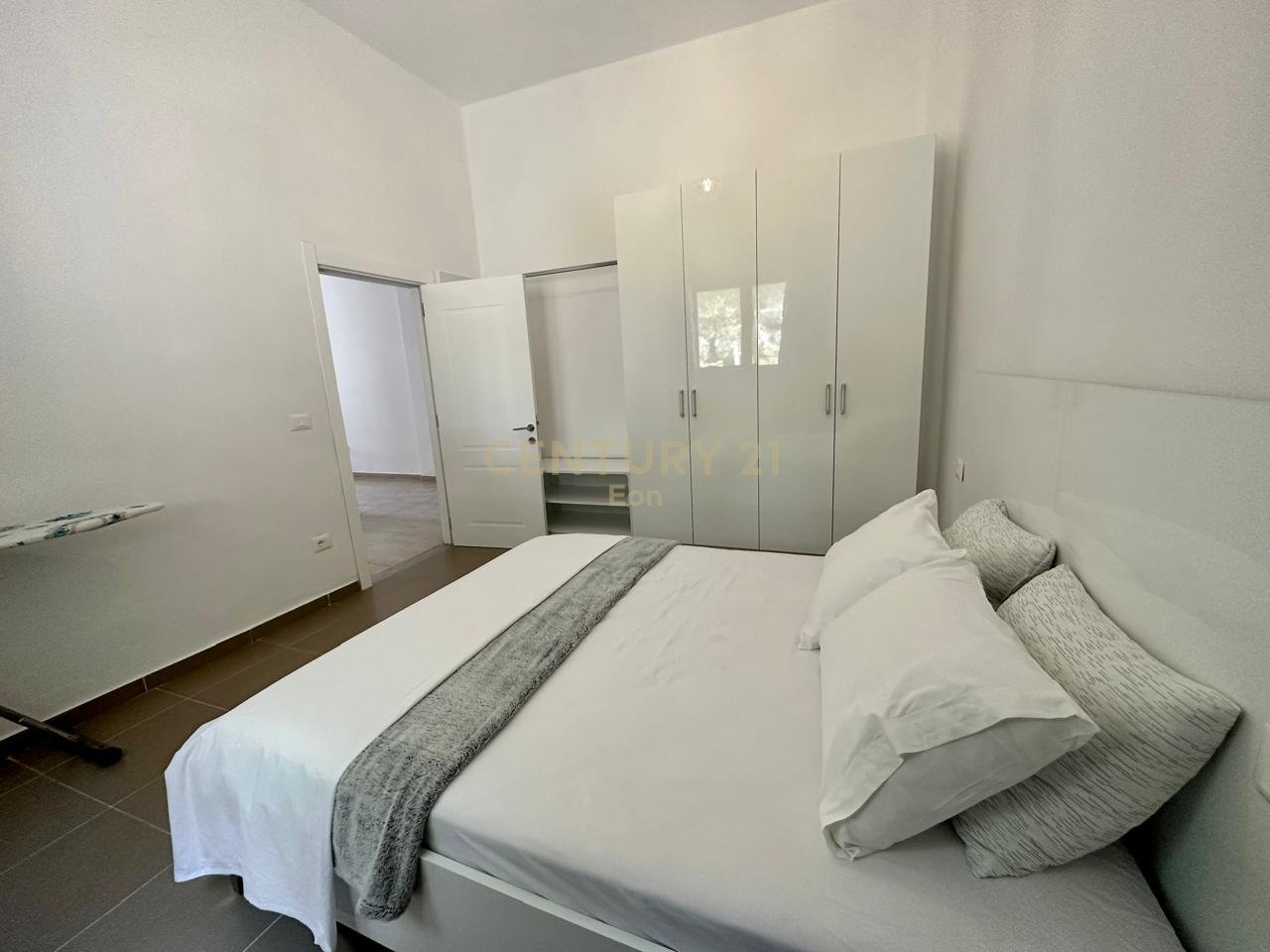 Apartament 1+1 me verande Pamje Deti Për Shitje në Currila, Durrës !