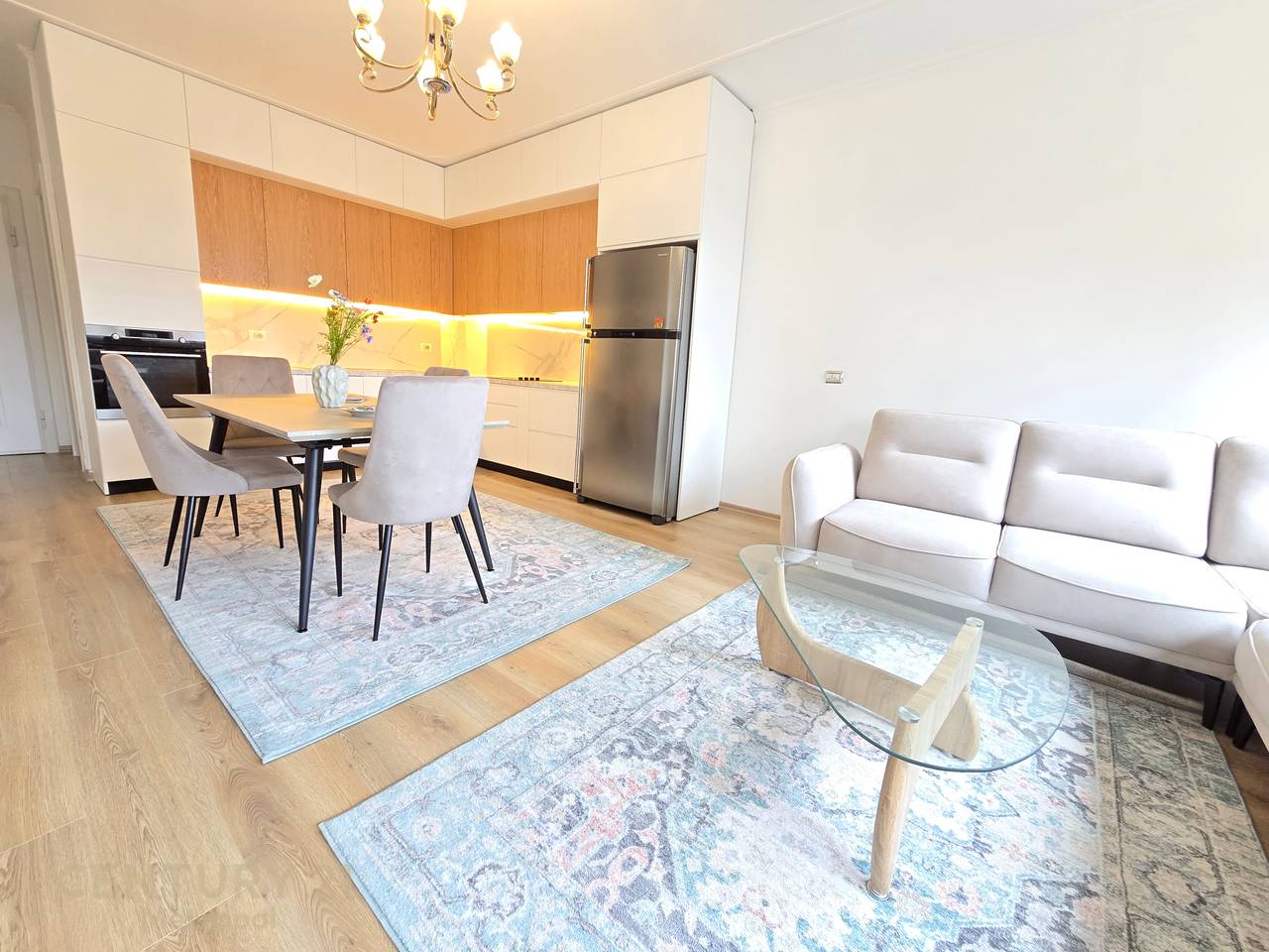Apartament 2+1+2 për Qira pranë Pallateve
Shallvaret- 1150 € Bruto