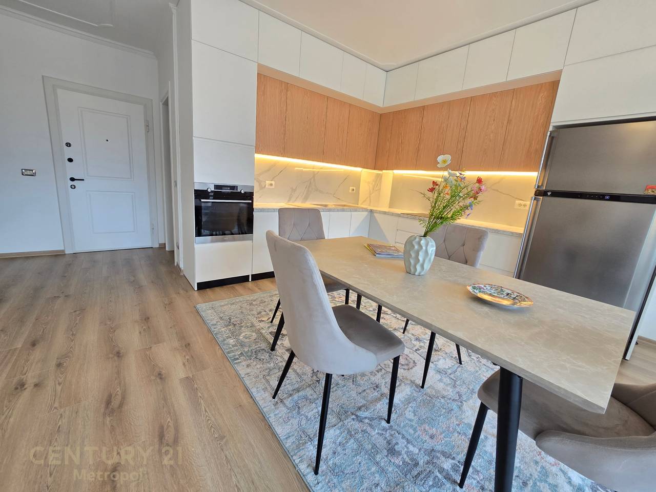 Apartament 2+1+2 për Qira pranë Pallateve
Shallvaret- 1150 € Bruto