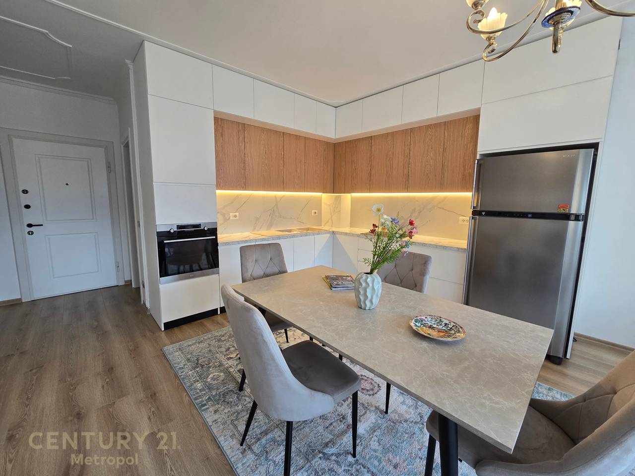 Apartament 2+1+2 për Qira pranë Pallateve
Shallvaret- 1150 € Bruto