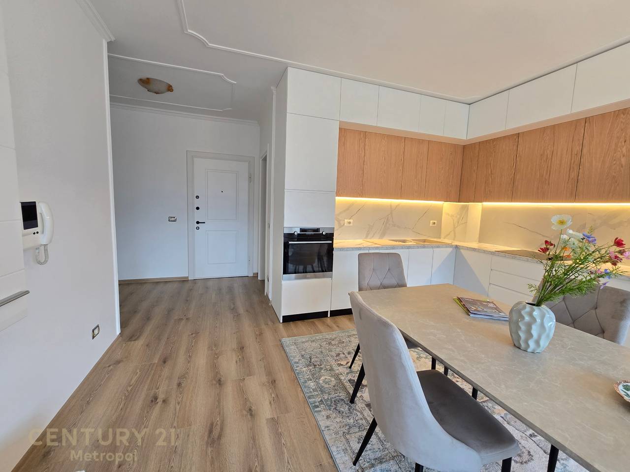 Apartament 2+1+2 për Qira pranë Pallateve
Shallvaret- 1150 € Bruto