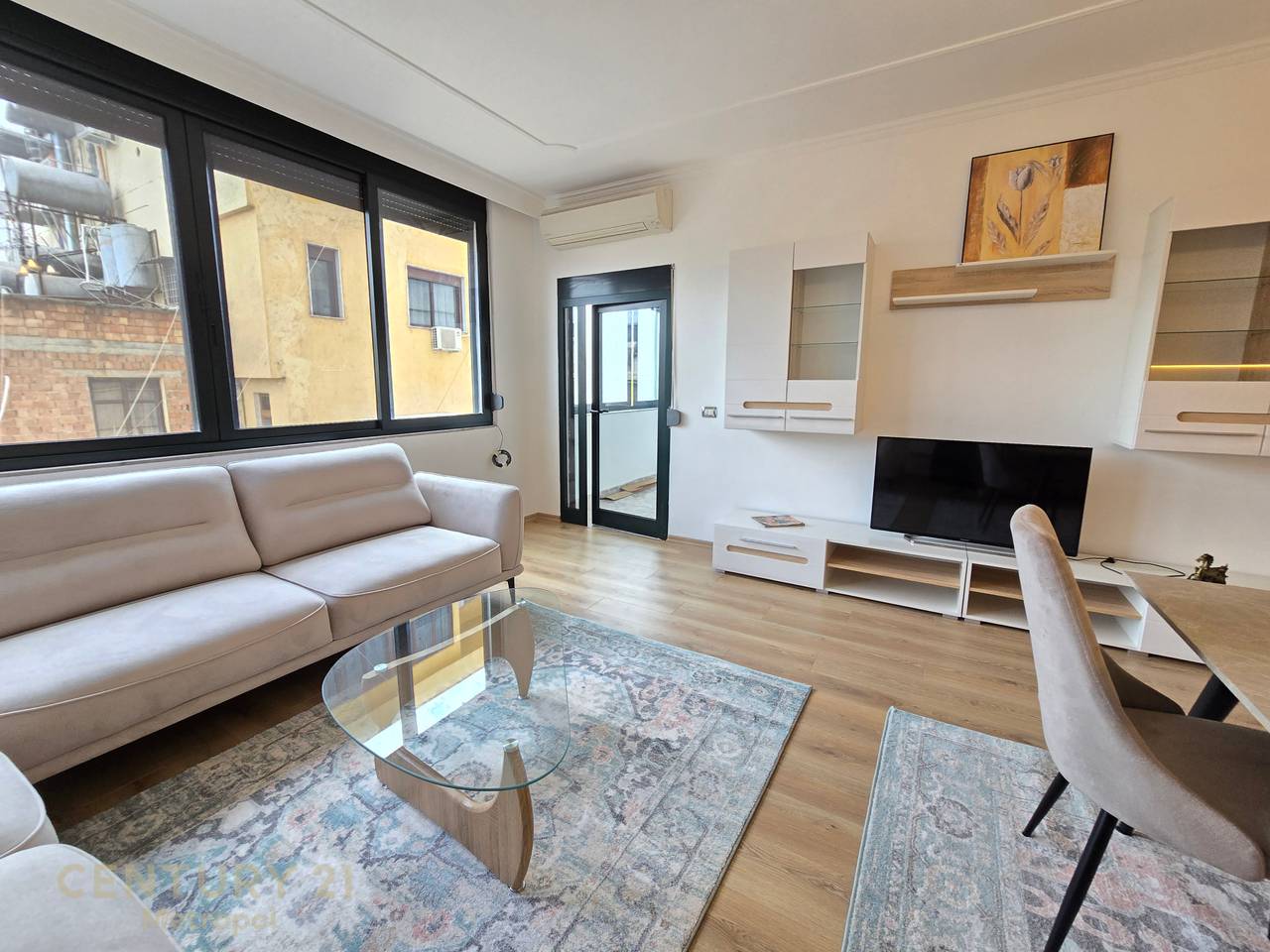 Apartament 2+1+2 për Qira pranë Pallateve
Shallvaret- 1150 € Bruto