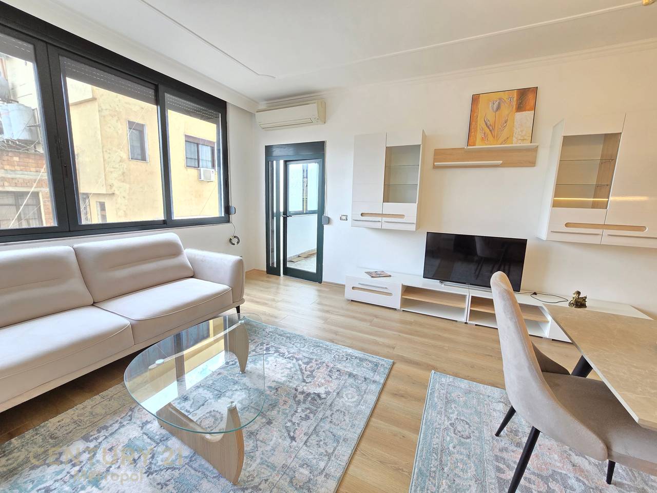 Apartament 2+1+2 për Qira pranë Pallateve
Shallvaret- 1150 € Bruto