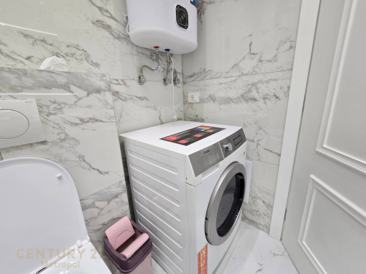 Apartament 2+1+2 për Qira pranë Pallateve
Shallvaret- 1150 € Bruto
