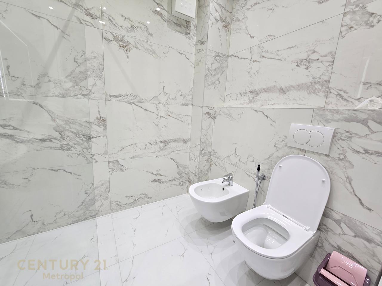 Apartament 2+1+2 për Qira pranë Pallateve
Shallvaret- 1150 € Bruto