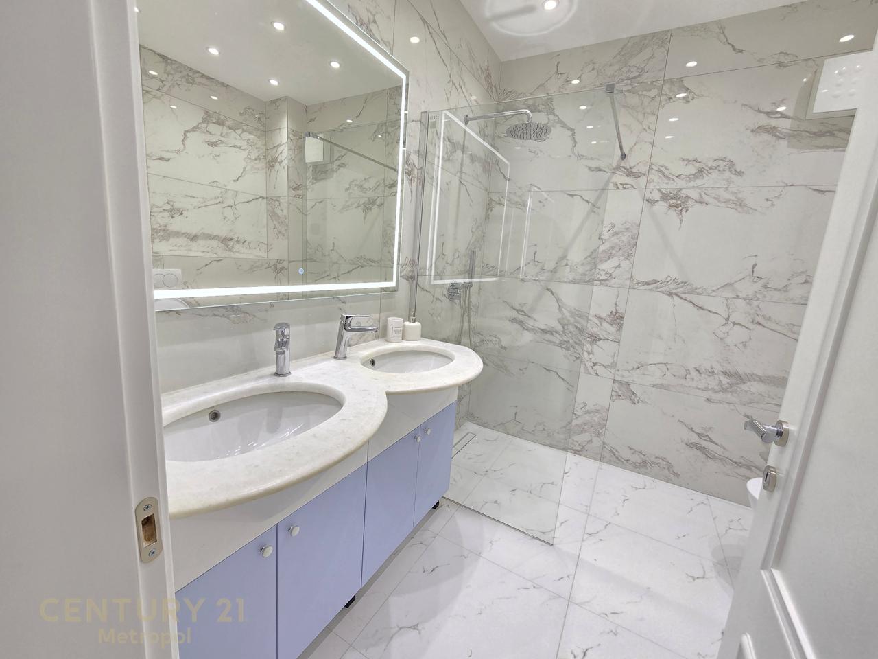 Apartament 2+1+2 për Qira pranë Pallateve
Shallvaret- 1150 € Bruto