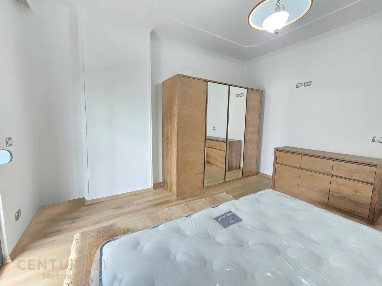 Apartament 2+1+2 për Qira pranë Pallateve
Shallvaret- 1150 € Bruto