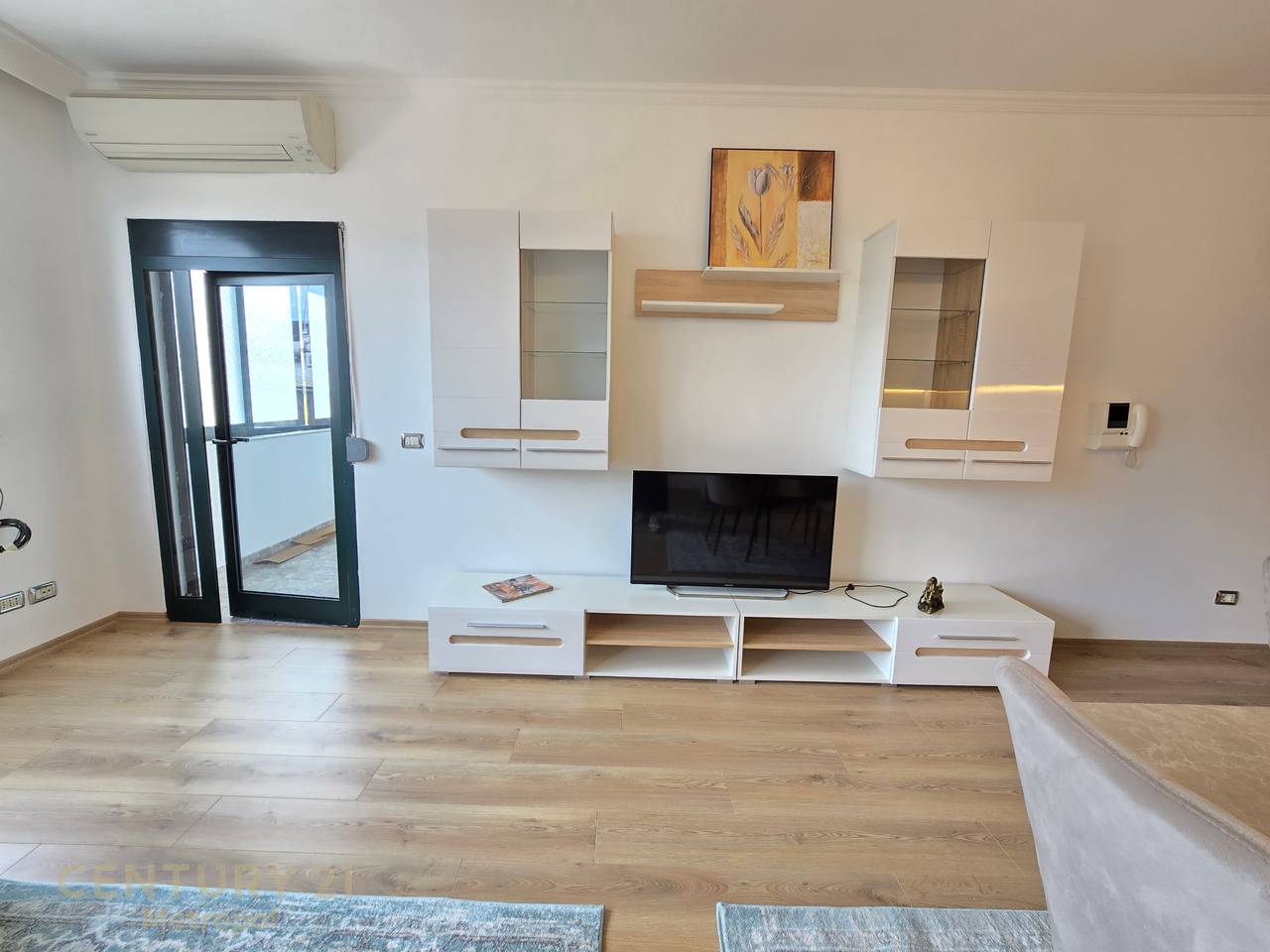 Apartament 2+1+2 për Qira pranë Pallateve
Shallvaret- 1150 € Bruto