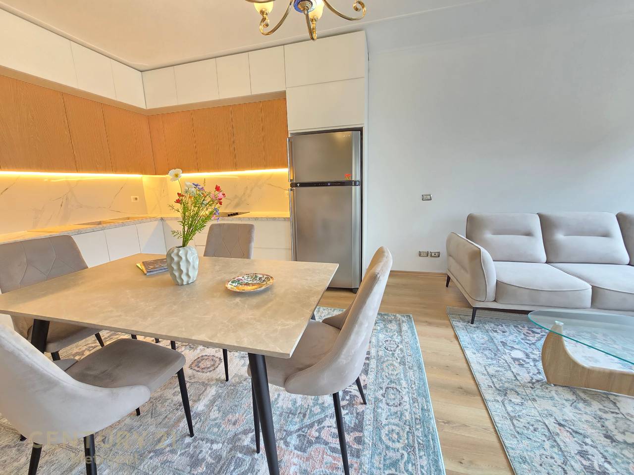 Apartament 2+1+2 për Qira pranë Pallateve
Shallvaret- 1150 € Bruto