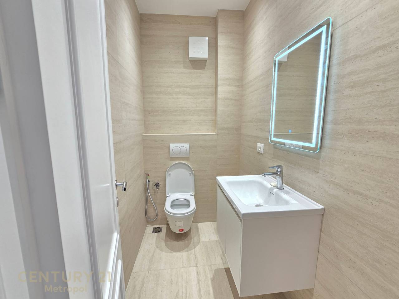 Apartament 2+1+2 për Qira pranë Pallateve
Shallvaret- 1150 € Bruto