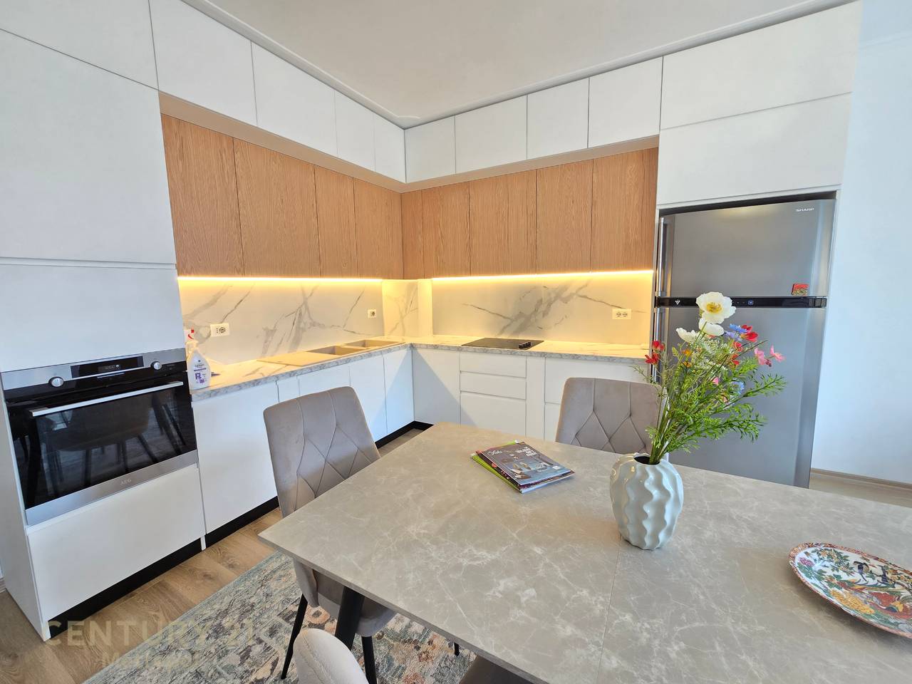 Apartament 2+1+2 për Qira pranë Pallateve
Shallvaret- 1150 € Bruto